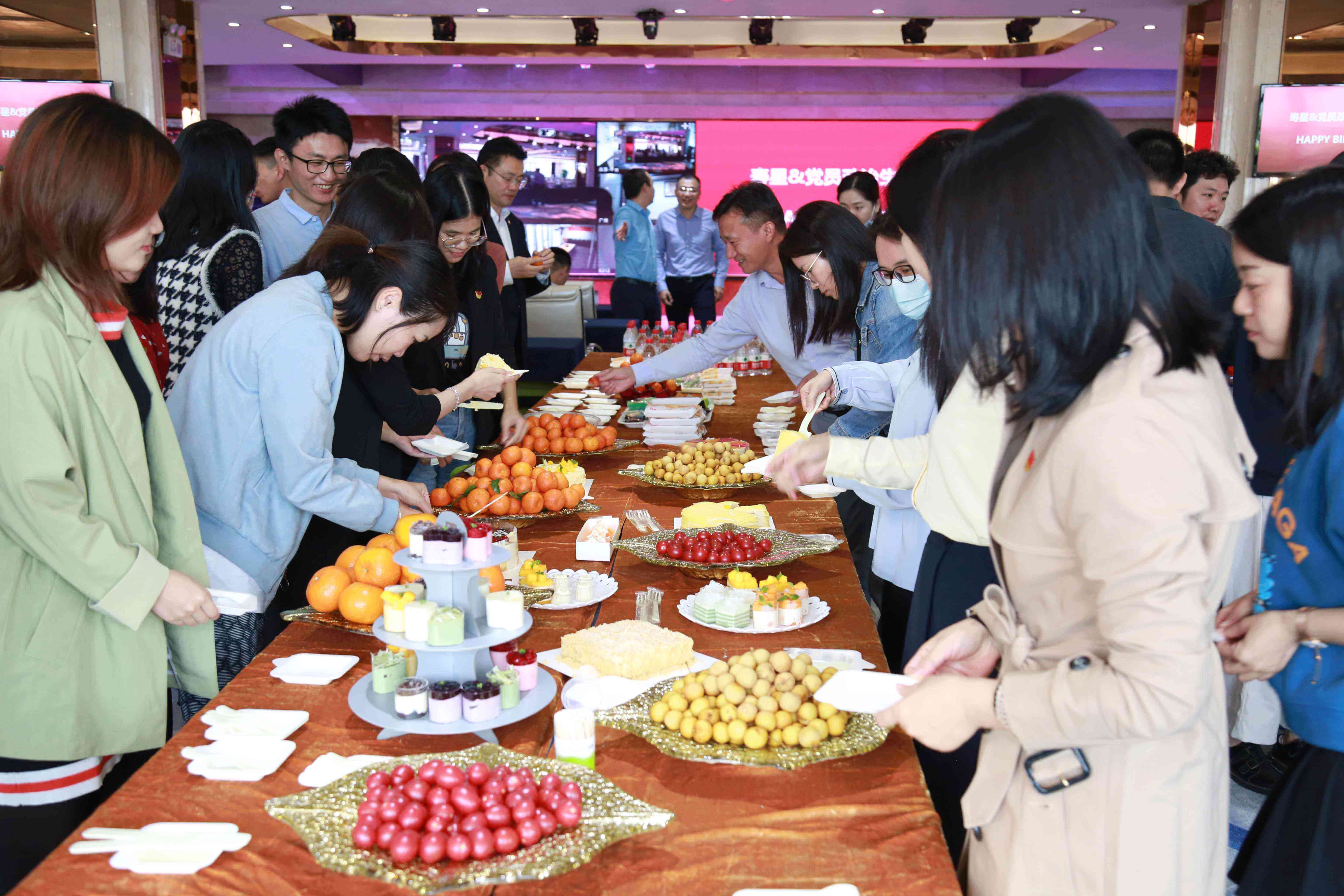 企业党建与文化相融合，点亮员工生日会